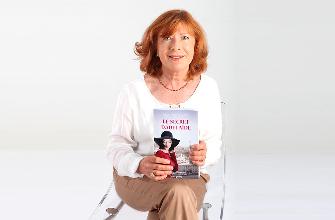 Nicole Verney-Carron tenant son livre Le secret d'Adélaïde