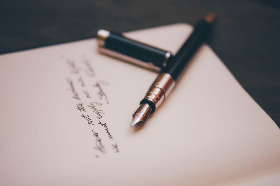 Stylo à plume sur papier - unsplash